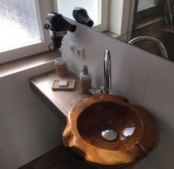 جناح, Am Schloss