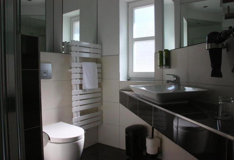 جناح جونيور, Am Schloss