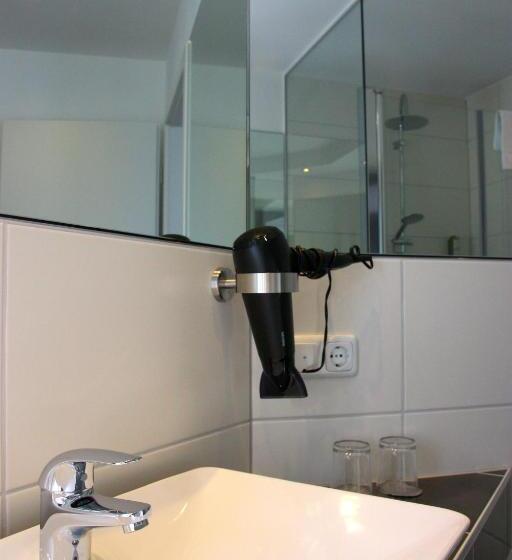 جناح جونيور, Am Schloss