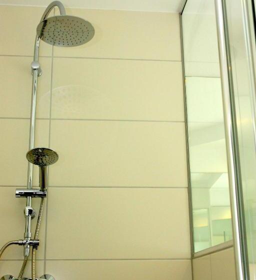 جناح جونيور, Am Schloss