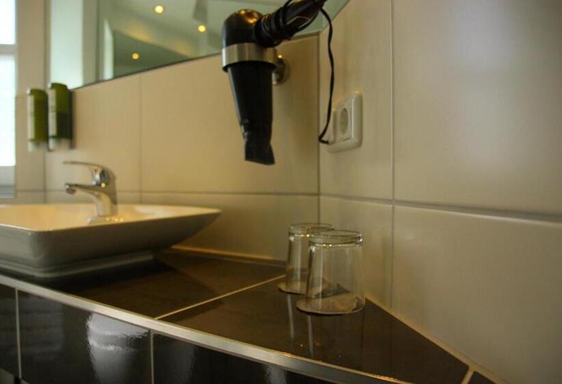 جناح جونيور, Am Schloss