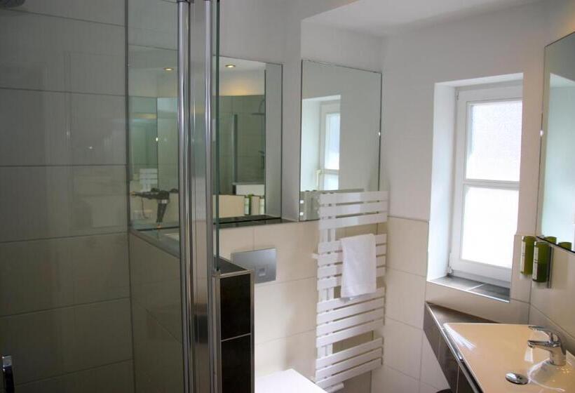 جناح جونيور, Am Schloss