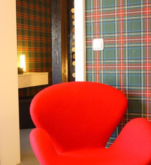 جناح جونيور, Am Schloss