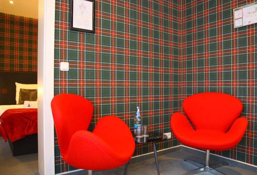 جناح جونيور, Am Schloss