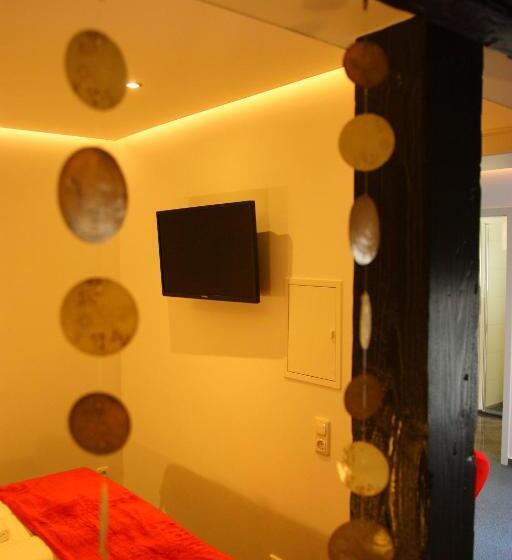 جناح جونيور, Am Schloss