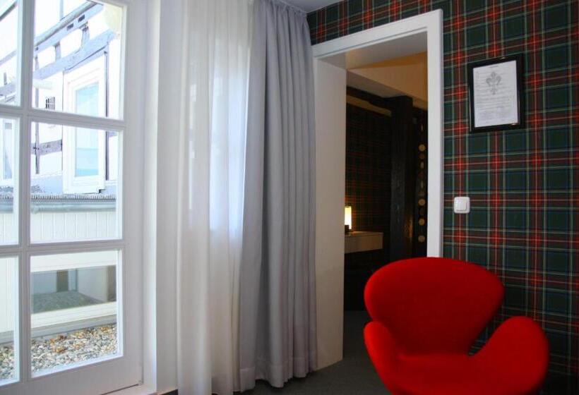 جناح جونيور, Am Schloss