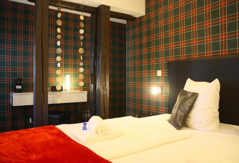 جناح جونيور, Am Schloss