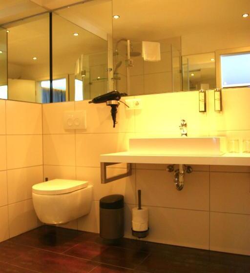 جناح جونيور, Am Schloss