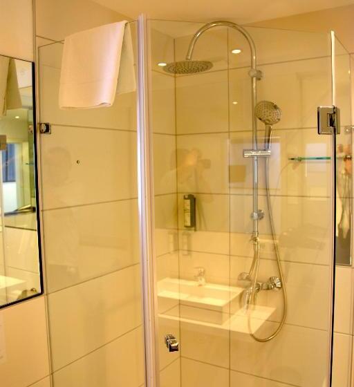 جناح جونيور, Am Schloss