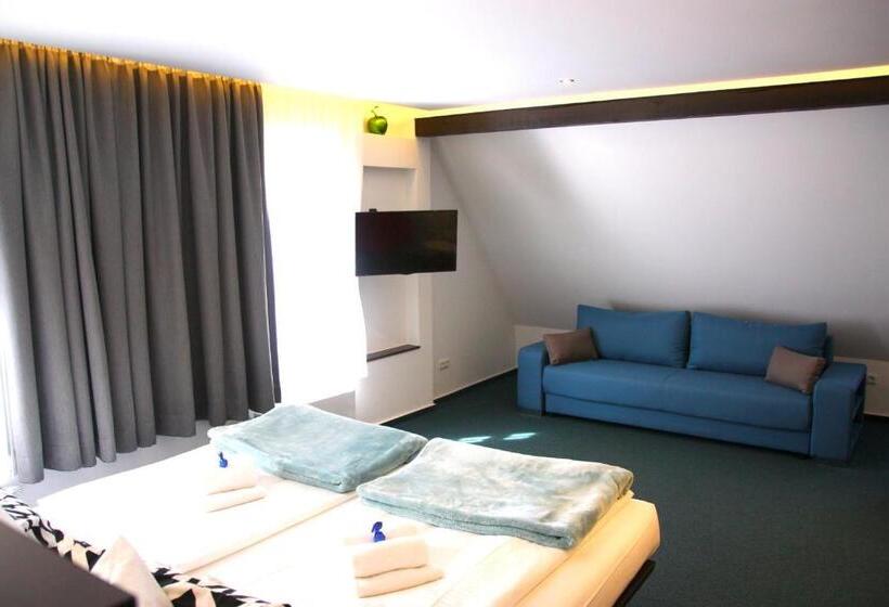 جناح جونيور, Am Schloss