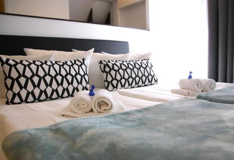 جناح جونيور, Am Schloss