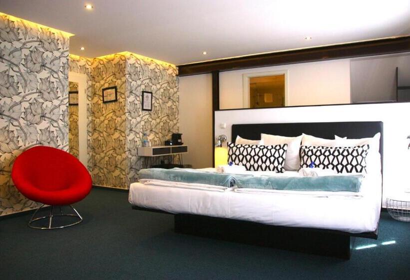 جناح جونيور, Am Schloss