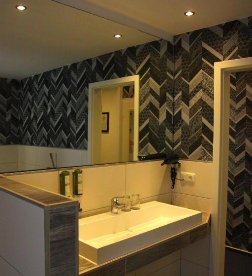 جناح جونيور, Am Schloss