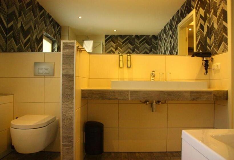 جناح جونيور, Am Schloss