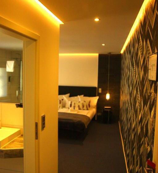 جناح جونيور, Am Schloss