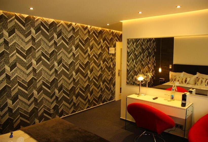 جناح جونيور, Am Schloss