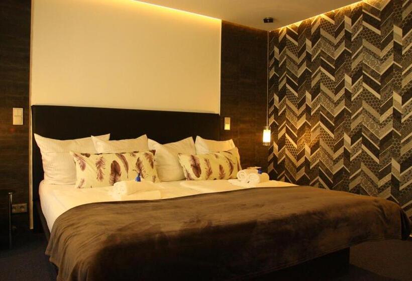 جناح جونيور, Am Schloss