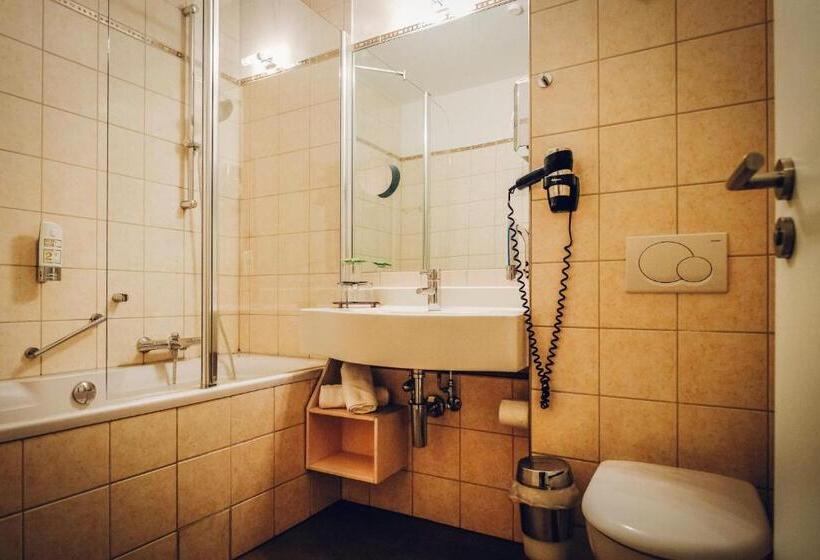 غرفة قياسية ثلاثية, Europa