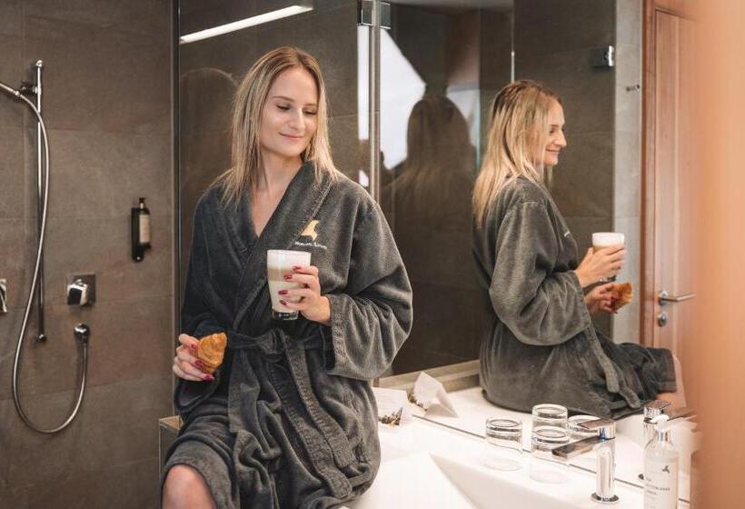 חדר סטנדרט עם מרפסת, Klosterhof – Alpine Hideaway & Spa