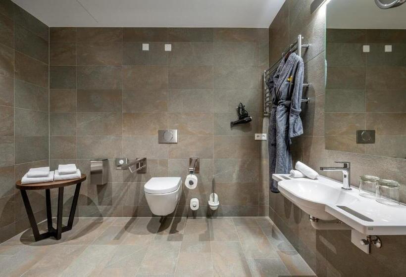 חדר סטנדרט מותאם לאדם עם מוגבלויות, Klosterhof – Alpine Hideaway & Spa