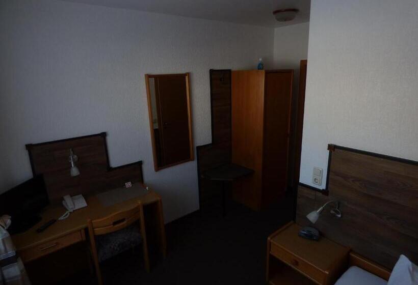 标准单人间, Nußknacker