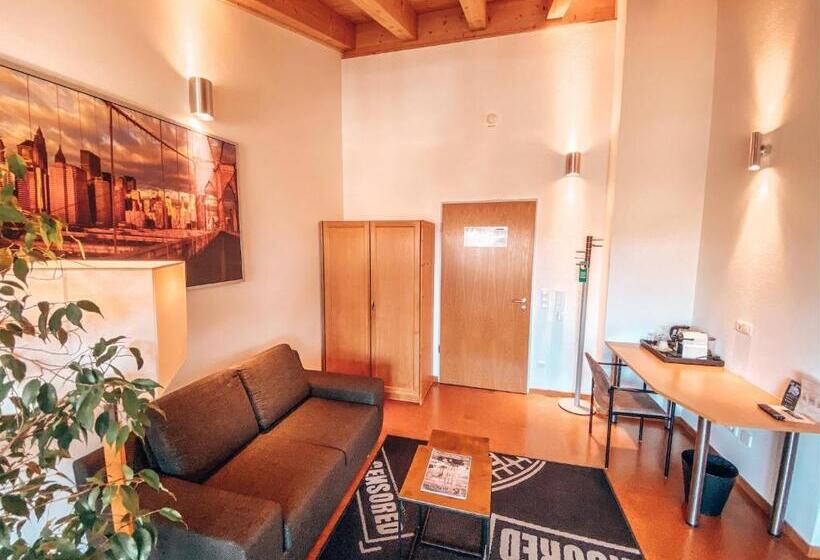 جناح جونيور, Schwertfirm