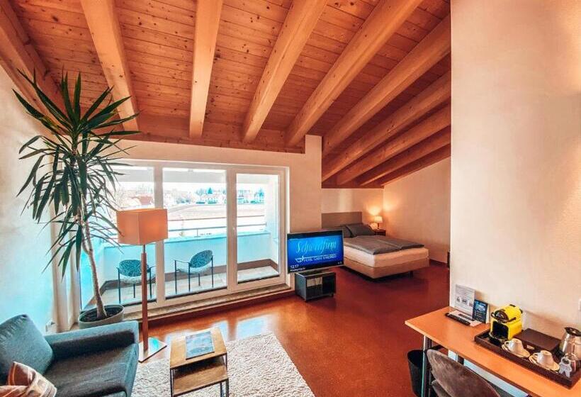 جناح جونيور, Schwertfirm