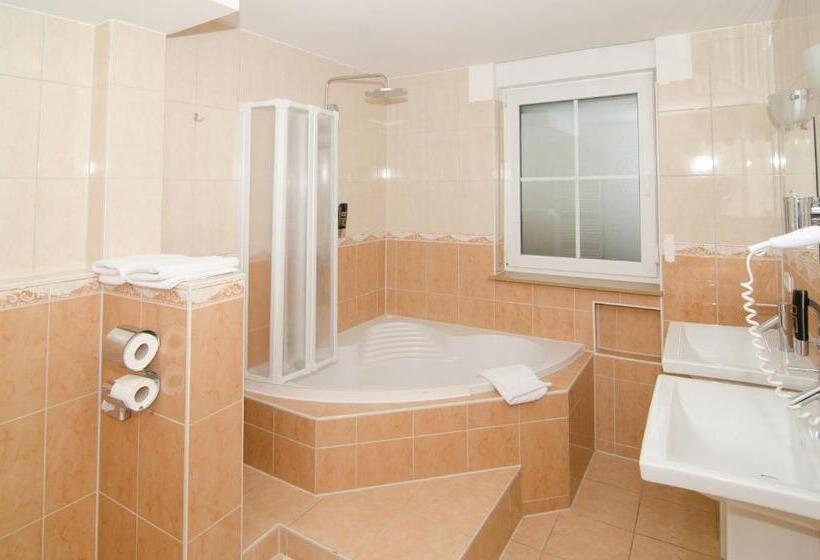 Апартаменты 2 Спальни, Restaurant Taormina