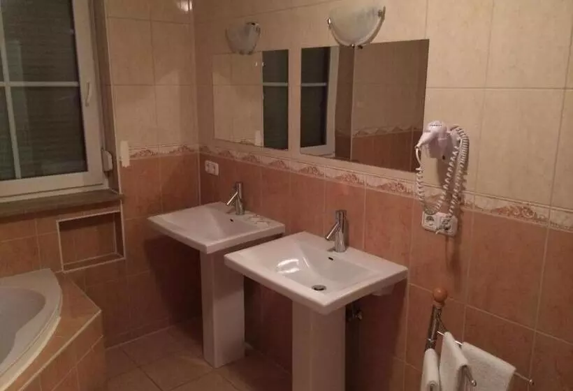 2 Bedroom Apartment, Restaurant Taormina