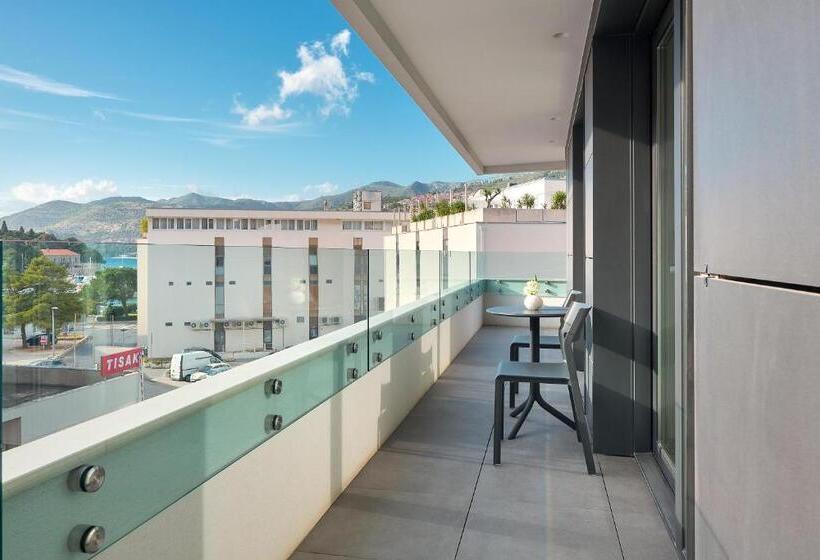 סוויטת ג'וניור עם מרפסת, Boutique Hotel Porto