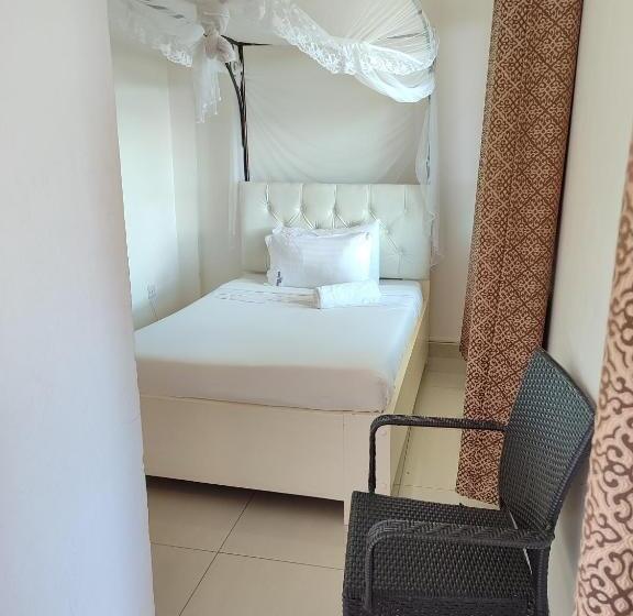سوییت جونیور لوکس, Garden Courts Hotel Masaka