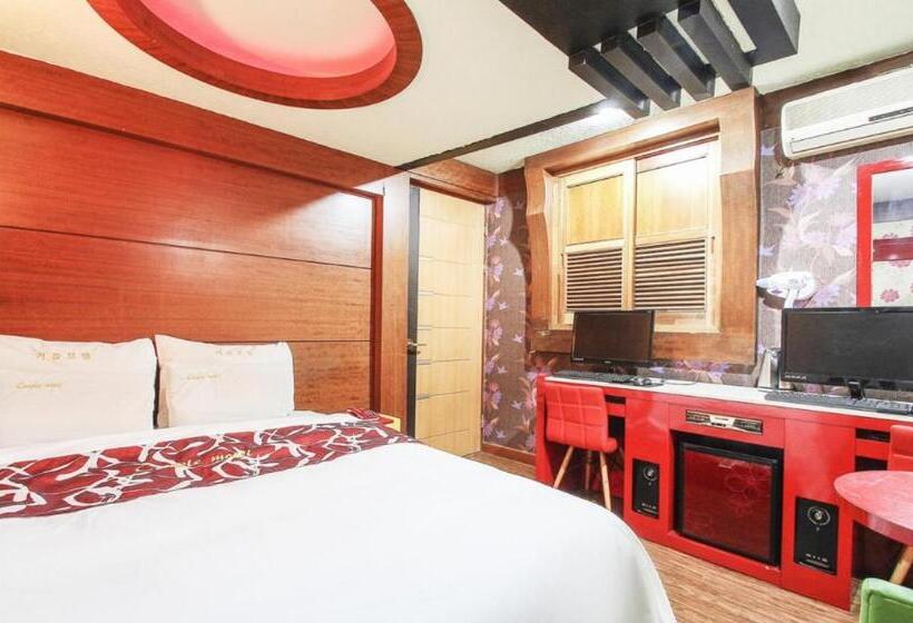 اتاق لوکس, Couple Motel