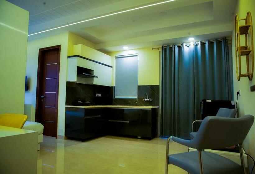 Студио Стандарт с Балконом, Lime Tree Luxury Studio   Service Apartment Near Artemis Hospital ,gurgaon