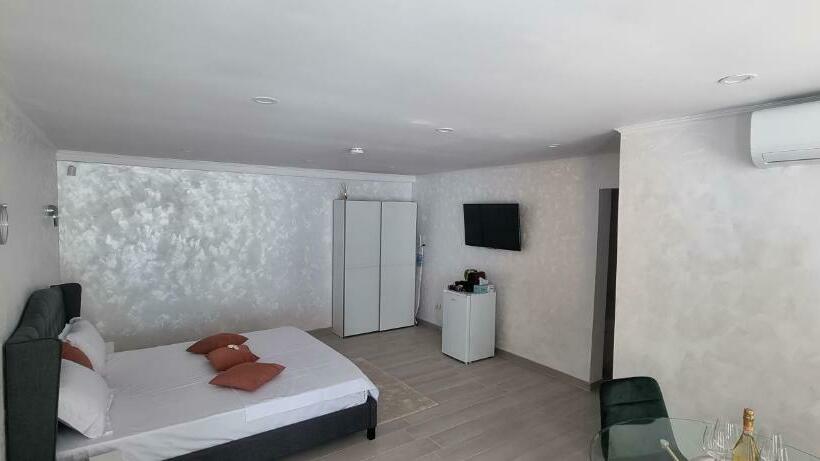 جناح جونيور عائلى, Brateș Greaca