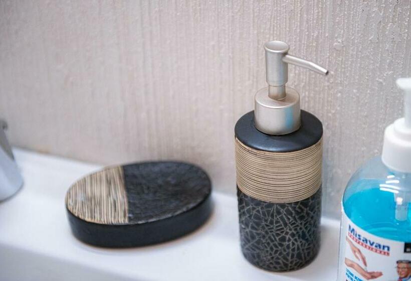 جناح جونيور عائلى, Brateș Greaca