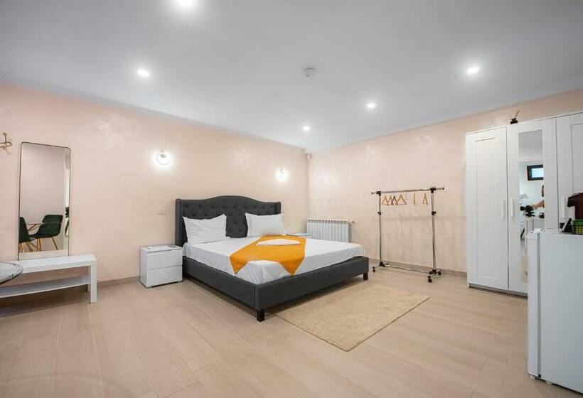 جناح جونيور عائلى, Brateș Greaca