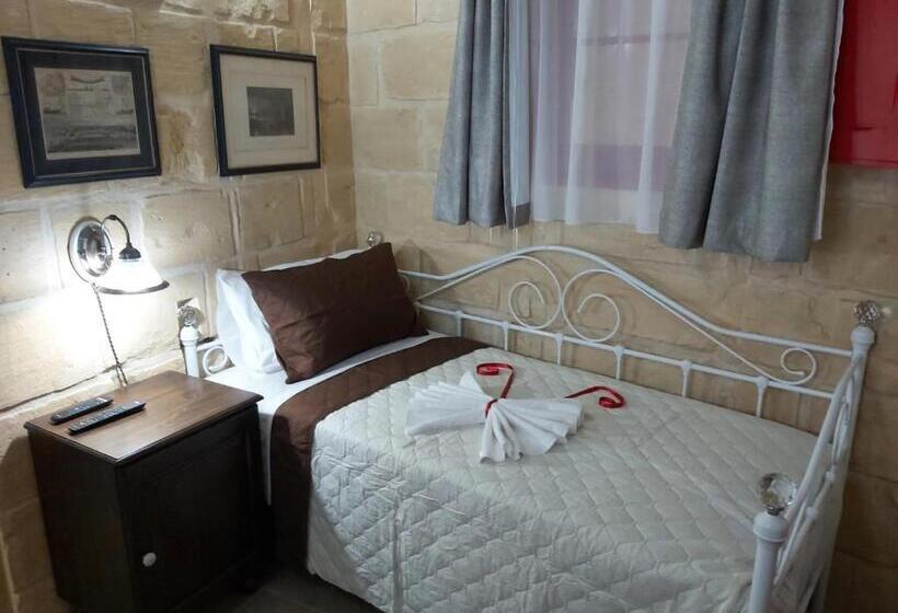 اتاق لوکس سه تخته, The Hidden Gem Boutique