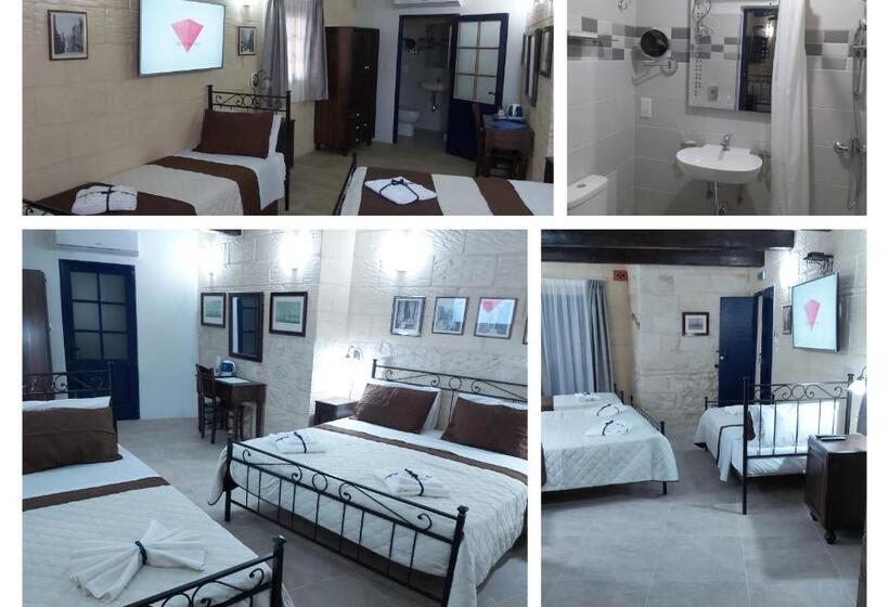 اتاق استاندارد چهارنفره با بالکن, The Hidden Gem Boutique