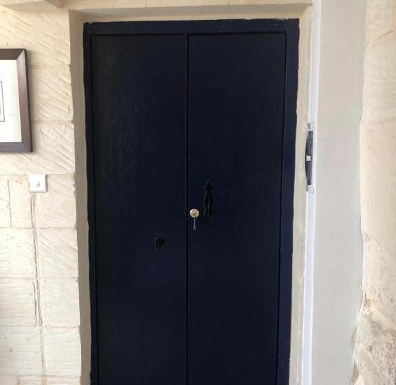 اتاق استاندارد چهارنفره با بالکن, The Hidden Gem Boutique