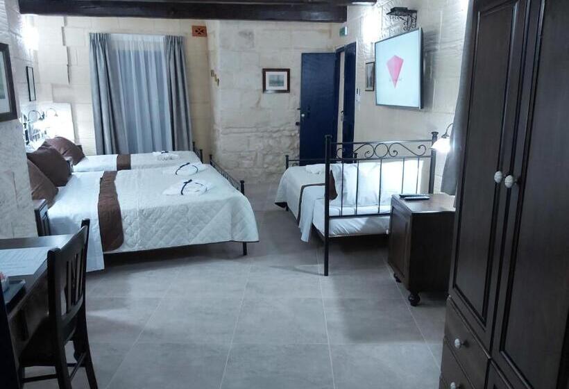 اتاق استاندارد چهارنفره با بالکن, The Hidden Gem Boutique