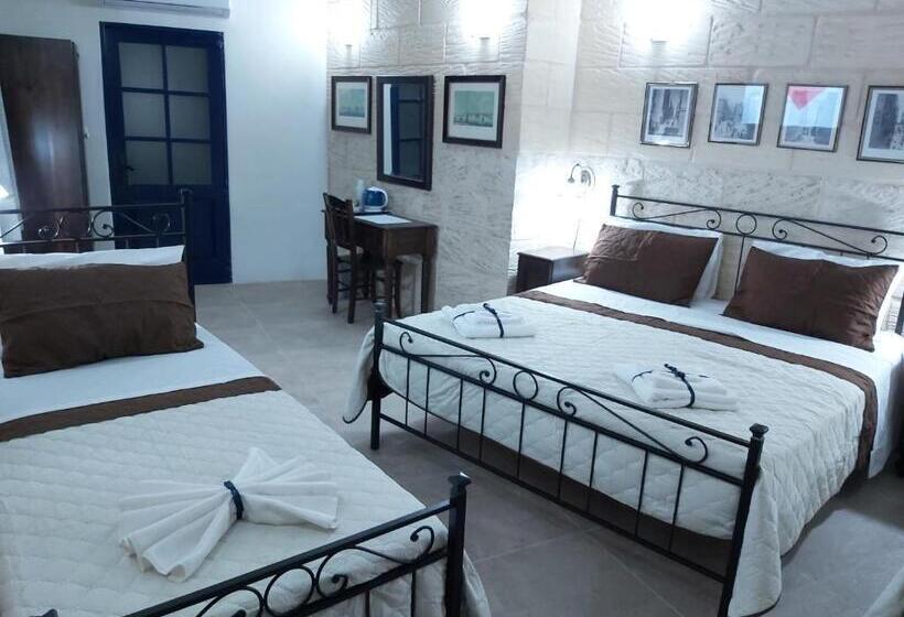 اتاق استاندارد چهارنفره با بالکن, The Hidden Gem Boutique