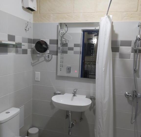 اتاق استاندارد چهارنفره با بالکن, The Hidden Gem Boutique