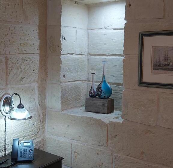 اتاق لوکس, The Hidden Gem Boutique