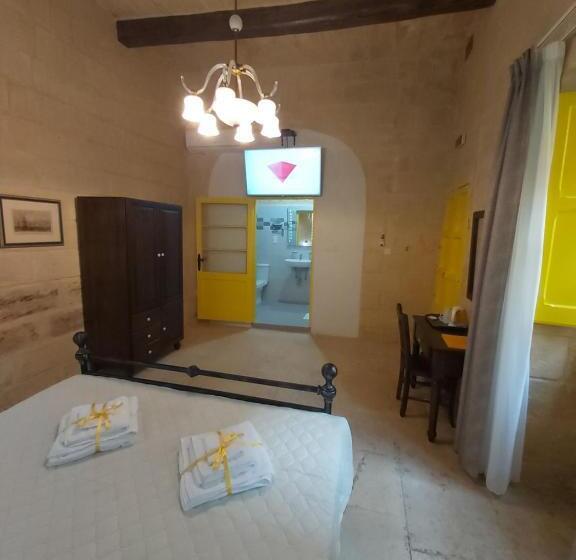 اتاق لوکس, The Hidden Gem Boutique