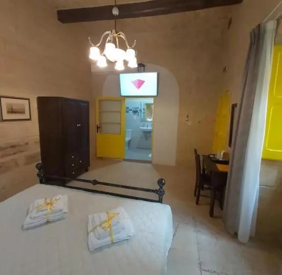 اتاق لوکس, The Hidden Gem Boutique