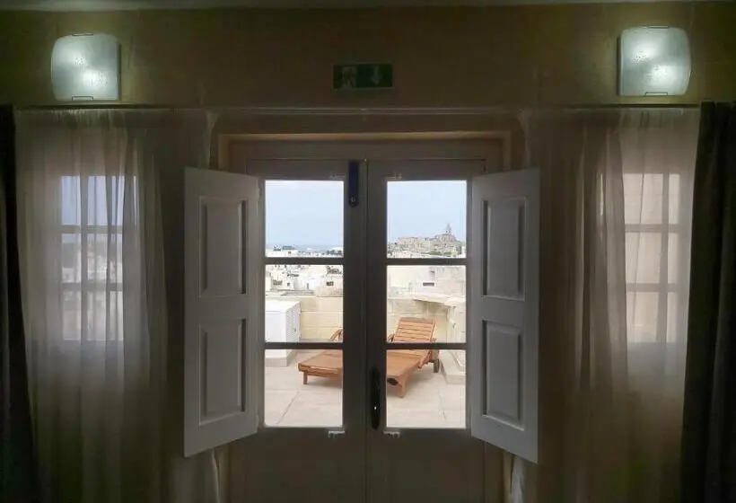 اتاق استاندارد با تراس, The Hidden Gem Boutique