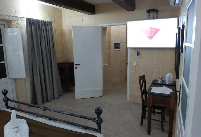 اتاق استاندارد با تراس, The Hidden Gem Boutique