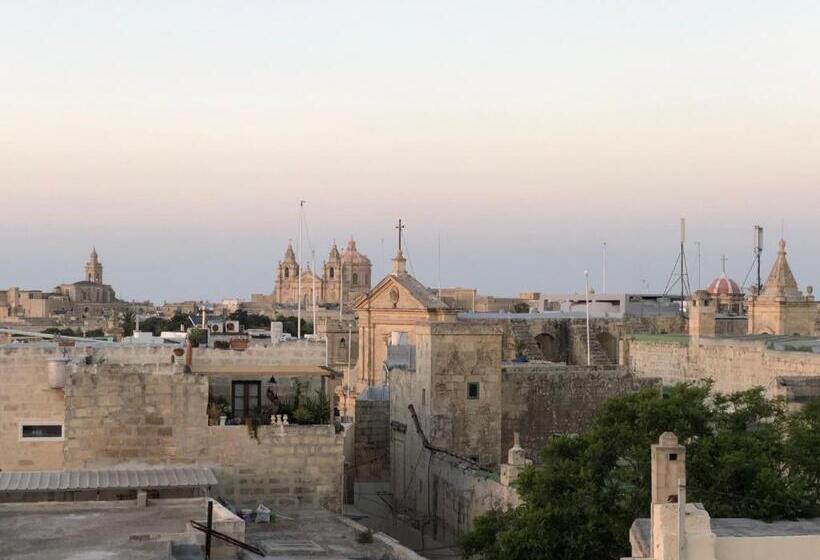 اتاق استاندارد با تراس, The Hidden Gem Boutique