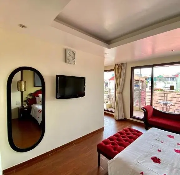 سوئیت جونیور با تراس, Art Hotel Ha Noi