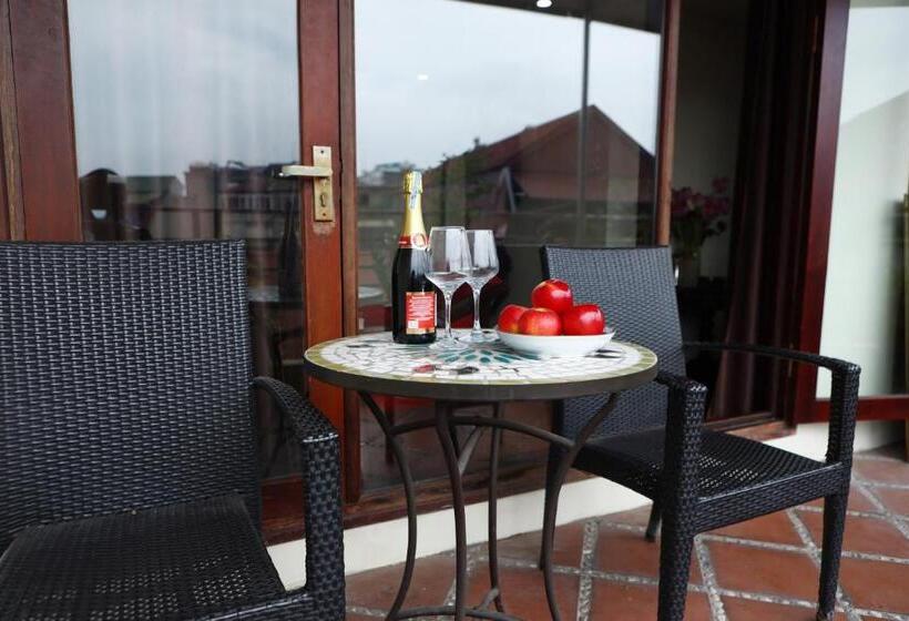 اتاق استاندارد سه تخته با بالکن, Art Hotel Ha Noi